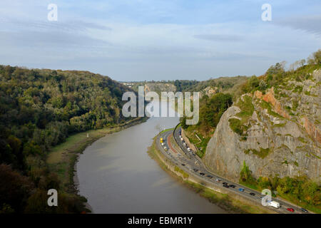 Bristol, England - 31. Oktober 2014: Blick von der Fußgängerzone der Clifton Suspension Bridge über den Avon-Schlucht Stockfoto