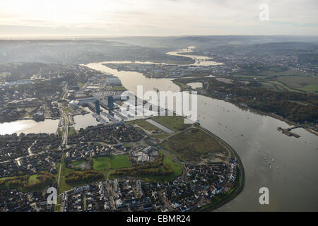 Eine Luftaufnahme blickte den Fluss Medway nach Rochester Stockfoto