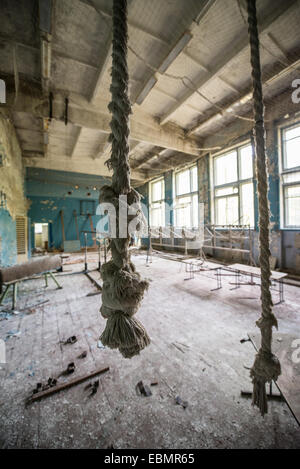 Turnhalle des Gymnasiums in Chernobyl-2 Militärbasis neben sowjetischen Duga-3 Radar in der Sperrzone von Tschernobyl, Ukraine Stockfoto