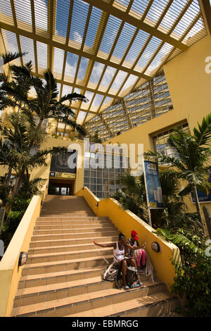 Mauritius, Port Louis, Lord Kitchener Street, Frauen saßen auf Stufen des Life Insurance Corporation of India Gebäude Stockfoto