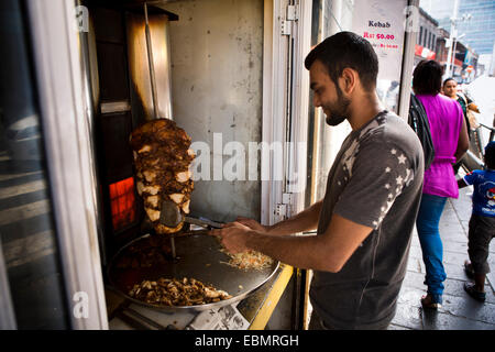 Mauritius, Port Louis, Ort Victoria Square, Mann Kochen Chicken Kebab auf am Straßenrand Fast-Food-Stand Stockfoto