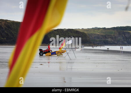 Rettungsschwimmer auf Broad Haven Haverfordwest St Brides Bay Pembrokeshire Wales Stockfoto