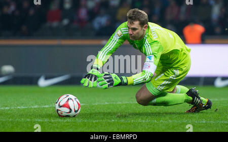 Berlin, Deutschland. 29. November 2014. Bayern Torwart Manuel Neuer in Aktion mit dem Ball während der Fußball-Bundesliga-match zwischen Hertha BSC und dem FC Bayern München in Berlin, Deutschland, 29. November 2014. Foto: Lukas Schulze/Dpa/Alamy Live News Stockfoto