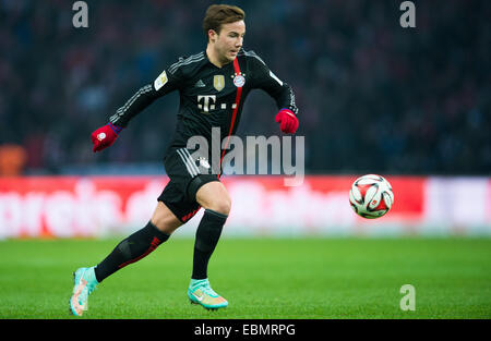 Berlin, Deutschland. 29. November 2014. Bayern Mario Goetze läuft mit dem Ball in der Bundesliga-Fußball-Spiel zwischen Hertha BSC und dem FC Bayern München in Berlin, Deutschland, 29. November 2014. Foto: Lukas Schulze/Dpa/Alamy Live News Stockfoto