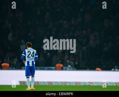 Berlin, Deutschland. 29. November 2014. Berlins Genki Haraguchi steht auf dem Platz nach die Bundesliga-Fußball-Spiel zwischen Hertha BSC und dem FC Bayern München in Berlin, Deutschland, 29. November 2014. Hertha BSC verliert 0: 1. Foto: Lukas Schulze/Dpa/Alamy Live News Stockfoto