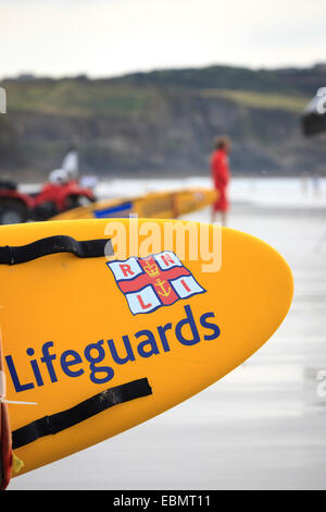 Rettungsschwimmer auf Broad Haven Haverfordwest St Brides Bay Pembrokeshire Wales Stockfoto