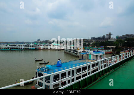 angedockten Schiffe im Hafen Sadarghat in Dhaka, Bangladesch Stockfoto