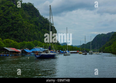 Yachten im Andaman Meer, Langkawi Malaysia angedockt Stockfoto