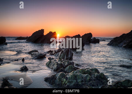 Sonnenuntergang am Strand von Sharrow Whitsand Bay in Cornwall Stockfoto