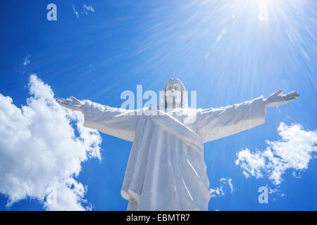 Weiß Jesus mit ausgestreckten Armen und Reflexlicht über ihm. Stockfoto