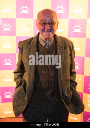 Berlin, Deutschland. 29. November 2014. TV-Moderatorin, die Alfred Biolek vor einer Aufführung von Gayle Tufts "Love" im Tipi stellt bin Kanzleramt in Berlin, Deutschland, 29. November 2014. Foto: Paul Zinken/Dpa/Alamy Live News Stockfoto