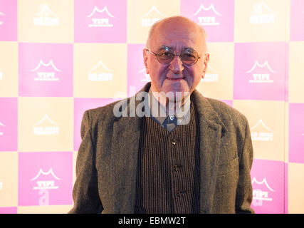 Berlin, Deutschland. 29. November 2014. TV-Moderatorin, die Alfred Biolek vor einer Aufführung von Gayle Tufts "Love" im Tipi stellt bin Kanzleramt in Berlin, Deutschland, 29. November 2014. Foto: Paul Zinken/Dpa/Alamy Live News Stockfoto