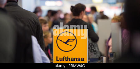 (Datei) - eine Archiv Bild, datiert 20. Oktober 2014, zeigt Passagiere warten auf ihren Flug am Flughafen Tegel in Berlin, Deutschland. Foto: Lukas Schulze/dpa Stockfoto