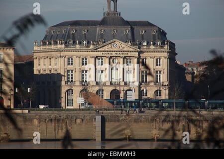 Straßenbahn durch die Stadt laufen Stockfoto