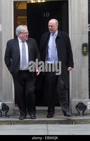 Westminster, London, UK. 3. Dezember 2014. Verkehrsminister Patrick McLoughlin (links) und Justiz-Staatssekretär Chris Grayling (rechts) verlassen 10 Downing Street nach einem Kabinett briefing, bevor Kanzlerin George Osborne seine Herbst-Anweisung Kredit liefert: Amer Ghazzal/Alamy Live-Nachrichten Stockfoto