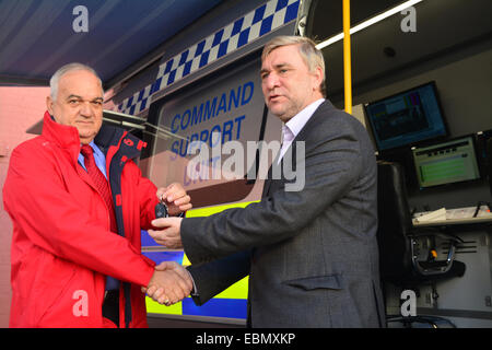 Gibraltar. 3. Dezember 2014. Gibraltar Regierung Minister Steven Linares heute offiziell übergeben an den Direktor des Notfallplans Contingency Referats, Leslie Edmonds den Schlüssel des neu erworbenen interinstitutionellen Command Support Unit Fahrzeugs an eine königliche Gibraltar Polizei Rosia Compound in Gibraltar. Das Fahrzeug, das wirkt wie ein Schlüssel-Kontrollzentrum in Großschadenslagen die jüngsten Akquisitionen wie ein neuen Notfallplan Notfall von der Regierung eingeführt wird. Bildnachweis: Stephen Ignacio/Alamy Live-Nachrichten Stockfoto