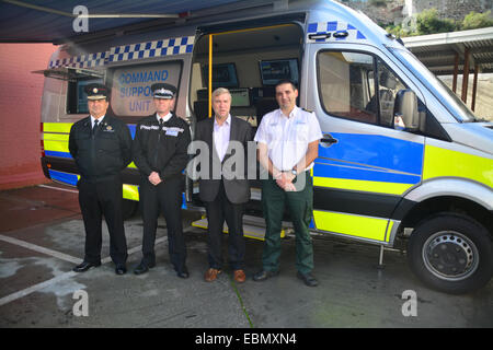 Gibraltar. 3. Dezember 2014. Gibraltar Regierung Minister Steven Linares heute offiziell übergeben an den Direktor des Notfallplans Contingency Referats, Leslie Edmonds den Schlüssel des neu erworbenen interinstitutionellen Command Support Unit Fahrzeugs an eine königliche Gibraltar Polizei Rosia Compound in Gibraltar. Das Fahrzeug, das wirkt wie ein Schlüssel-Kontrollzentrum in Großschadenslagen die jüngsten Akquisitionen wie ein neuen Notfallplan Notfall von der Regierung eingeführt wird. Bildnachweis: Stephen Ignacio/Alamy Live-Nachrichten Stockfoto