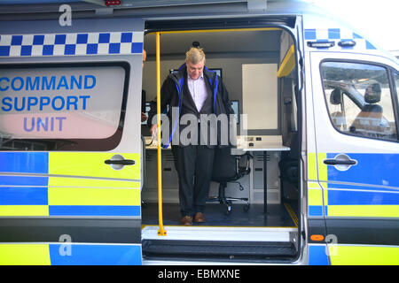 Gibraltar. 3. Dezember 2014. Minister Linares heraustreten aus dem neuen Befehl Unterstützungseinheit abgebildet. Gibraltar Regierung Minister Steven Linares heute offiziell übergeben an den Direktor des Notfallplans Contingency Referats, Leslie Edmonds den Schlüssel des neu erworbenen interinstitutionellen Command Support Unit Fahrzeugs an eine königliche Gibraltar Polizei Rosia Compound in Gibraltar.  Bildnachweis: Stephen Ignacio/Alamy Live-Nachrichten Stockfoto