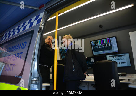 Gibraltar. 3. Dezember 2014. Abgebildete Minister Steven Linares von Royal Gibraltar Police Sergeant Albert Rocca angezeigt wird, die Einrichtungen, die der neue Befehl Support Unit Rettungsdienste bei der Bereitstellung bieten wird. Gibraltar Regierung Minister Steven Linares heute offiziell übergeben an den Direktor des Notfallplans Contingency Referats, Leslie Edmonds die Schlüssel der neu erworbenen interinstitutionellen Befehl Support Unit. Bildnachweis: Stephen Ignacio/Alamy Live-Nachrichten Stockfoto