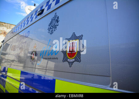 Gibraltar. 3. Dezember 2014. Die neue Befehlsunterstützung Einheit ist ein Inter-Agency-Fahrzeug betrieben von der Royal Gibraltar Police. Gibraltar Regierung Minister Steven Linares heute offiziell übergeben an den Direktor des Notfallplans Contingency Referats, Leslie Edmonds den Schlüssel des neu erworbenen interinstitutionellen Command Support Unit Fahrzeugs an eine königliche Gibraltar Polizei Rosia Compound in Gibraltar.  Bildnachweis: Stephen Ignacio/Alamy Live-Nachrichten Stockfoto