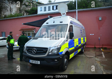 Gibraltar. 3. Dezember 2014. Im Bild der neuen interinstitutionellen Commaand Zuführung. Gibraltar Regierung Minister Steven Linares heute offiziell übergeben an den Direktor des Notfallplans Contingency Referats, Leslie Edmonds den Schlüssel des neu erworbenen interinstitutionellen Command Support Unit Fahrzeugs an eine königliche Gibraltar Polizei Rosia Compound in Gibraltar. Das Fahrzeug, das wirkt wie ein Schlüssel-Kontrollzentrum in Großschadenslagen die jüngsten Akquisitionen wie ein neuen Notfallplan Notfall von der Regierung eingeführt wird. Bildnachweis: Stephen Ignacio/Alamy Live-Nachrichten Stockfoto