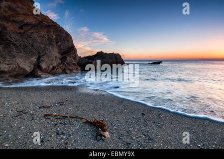 Ruhigen Sonnenuntergang am Hemmick Beach in der Nähe von Gorran Haven in Cornwall Stockfoto