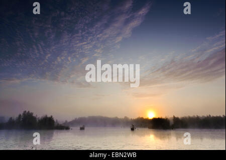 Sonnenaufgang über dem See, Deutschland, Niedersachsen, Goldenstedter Moor Stockfoto