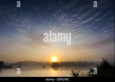 Sonnenaufgang über dem Sumpf Goldenstedter Moor, Deutschland, Niedersachsen Stockfoto