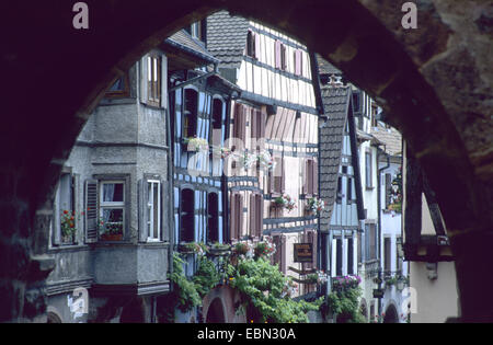 Reihe von Häusern gesehen Trog einen Torbogen, Frankreich, Elsass, Riquewihr Stockfoto