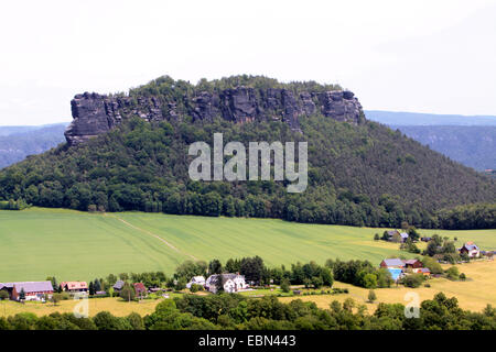 Paffenstein, typische Tabelle Berg des Elbsandsteingebirges, Blick von Festung Königstein, Deutschland, Sachsen Stockfoto