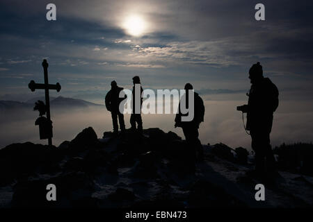 Backcountry Skifahrer in den Bayerischen Alpen am Kreuz von einem Gipfel, Deutschland, Bayern Stockfoto