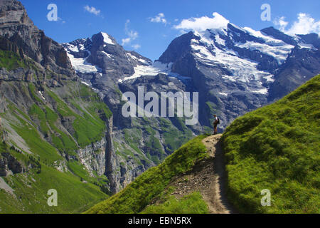 Wanderer auf dem Weg vor Doldenhorn in Kandersteg, Schweiz Stockfoto