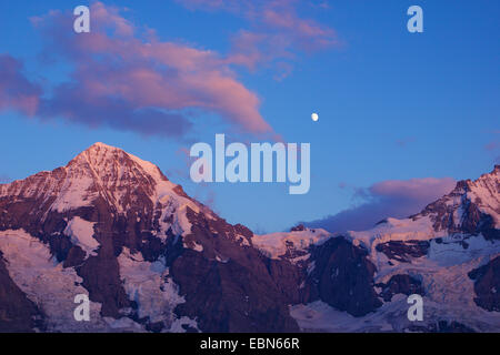 Moench, Jungfraujoch, Vollmond gesehen vom Lauberhorn (oberhalb der kleinen Scheidegg) im Abendlicht, Schweiz, Berner Oberland Stockfoto