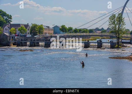 Atlantischer Lachs, Ouananiche, See Atlantischen Lachs, Binnenland Lachs, Sebago Lachs (Salmo salar), Lachs Angler im Fluss mit der Fliegenrute vor einer Brücke, Irland, Moy River, Ballina Stockfoto