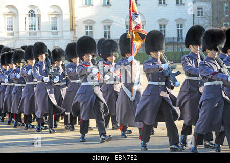 London, UK. 3. Dezember 2014. Sonnenschein am Herbstlaub im St. James Park. Einen kalten Tag in London mit einer Höhe von 8 Grad Celsius Credit: JOHNNY ARMSTEAD/Alamy Live News Stockfoto