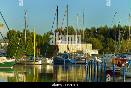 Segelyacht im Yachthafen, Deutschland, Mecklenburg-Vorpommern, Ueckermuende Stockfoto