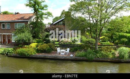 residental Gebäude durch einen Kanal, Niederlande Stockfoto