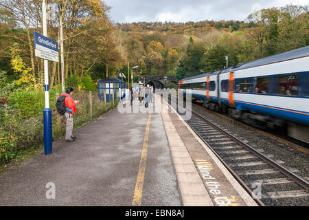 East Midlands Trains Zug durch Grindleford Bahnhof im Peak District National Park, Derbyshire, England, Großbritannien Stockfoto