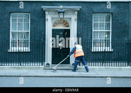 London, UK. 3. Dezember 2014. Ein sauberer aus Westminster Rat fegt die Blätter außerhalb 10 Downing Street London Credit: Amer Ghazzal/Alamy Live-Nachrichten Stockfoto