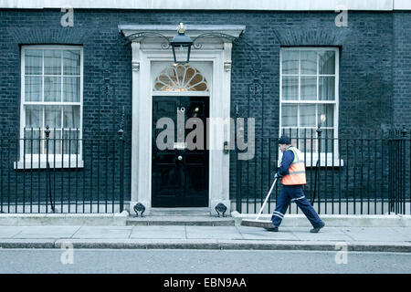 London, UK. 3. Dezember 2014. Ein sauberer aus Westminster Rat fegt die Blätter außerhalb 10 Downing Street London Credit: Amer Ghazzal/Alamy Live-Nachrichten Stockfoto