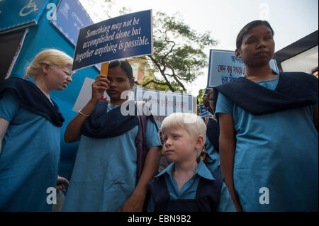 (141203)--Kalkutta, 3. Dezember 2014 (Xinhua)--indische behinderte Mädchen nehmen Sie Teil an einer Kundgebung anlässlich der internationale Tag der Menschen mit Behinderung in Kalkutta, Hauptstadt des östlichen indischen Bundesstaat Westbengalen, 3. Dezember 2014. Der internationale Tag der Menschen mit Behinderung wird beobachtet, am Mittwoch ein Verständnis von Behindertenfragen zu fördern und Unterstützung für die Menschenwürde, Menschenrechte und Wohlbefinden von Menschen mit Behinderungen zu mobilisieren. (Xinhua/Tumpa Mondal) Stockfoto