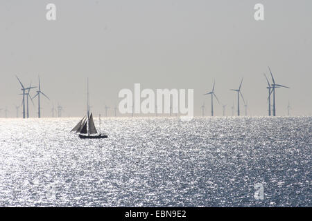 Offshore-Windpark und Segelboot, Niederlande Stockfoto