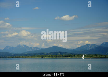 Segelboot auf See Chiemsee mit Berg Landschaft, Deutschland, Bayern Stockfoto