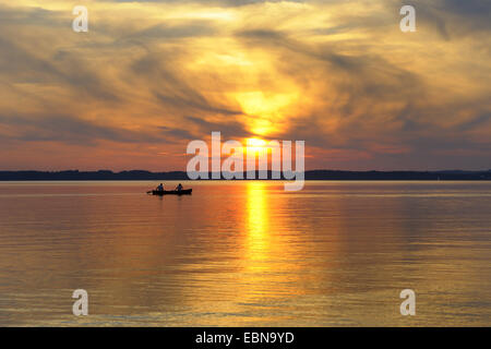 paar in einem Boot auf See Chiemsee bei Sonnenuntergang, Deutschland, Bayern, Chieming Stockfoto