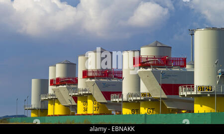 Komponenten von Offshore-Windparks im Hafen, Deutschland, Bremerhaven Stockfoto