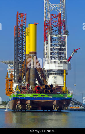 Transportschiff mit Tripos für Offshore-Windparks im Hafen, Deutschland, Bremerhaven Stockfoto