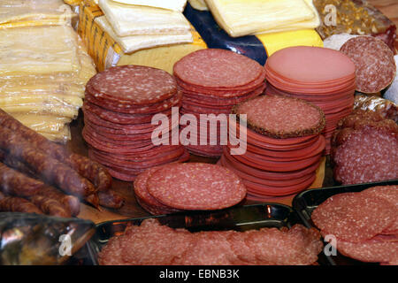 in Scheiben geschnittenen Käse und Wurstwaren für den Verkauf in einer Metzgerei Stockfoto