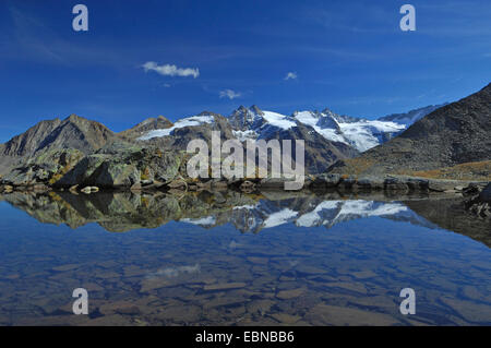 Mountainmassif mit Gletscher Spiegelung auf einem See, Italien, Gran Paradiso Nationalpark Stockfoto