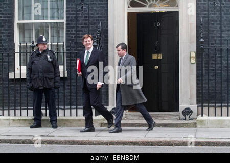 Westminster, London, UK. 3. Dezember 2014. Chief Finanzminister Danny Alexander (C) Blätter 10 Downing Street nach dem Kabinett Briefing vor dem Kanzler George Osborne liefert seine Herbst Erklärung Credit: Amer Ghazzal/Alamy Live-Nachrichten Stockfoto