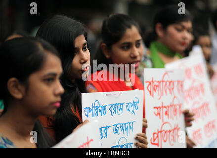 Dhaka, Bangladesch. 3. Dezember 2014. Verschiedene Frauen Organisation gesammelt und Menschenkette vor dem National Press Club Dhaka protestieren gegen Kinderehen in Bangladesch hergestellt. Bangladesh hat eine der höchsten Raten der Kinderheirat in der Welt. Diese Umfrage zeigt, dass in Bangladesch, 64 % der Frauen, die derzeit im Alter von 20-24 vor dem 18. Lebensjahr verheiratet waren. Dies ist trotz der Tatsache, dass das gesetzliche Mindestalter der Ehe für Frauen in Bangladesch 18 Jahre und 21 für Männer. Bildnachweis: Zakir Hossain Chowdhury Zakir/Alamy Live-Nachrichten Stockfoto